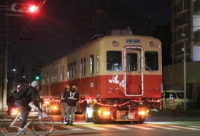 トレーラーで公道を移動する「赤胴車」＝４日未明、尼崎市大物町２（撮影・斎藤雅志）