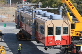 大型のクレーンでつり上げられた車両＝４日午前、西宮市高須町２