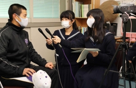 （左から）原正宗主将に取材する放送部の兼石美凰さん、三宅菜々美さん＝東播磨高校