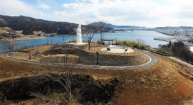 ３月１１日に開園する宮城県気仙沼市の復興祈念公園。中央の白いモニュメントが祈りの帆（気仙沼市提供）