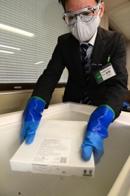 到着したワクチンを超低温冷凍庫に入れる神戸市職員＝５日午前、神戸市中央区雲井通５、中央区役所（撮影・秋山亮太）