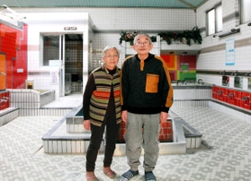 朝日湯を経営してきた奥谷元さん、隆子さん夫妻＝神戸市中央区旗塚通３