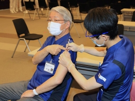 新型コロナウイルスワクチンの接種を受ける神戸市立医療センター中央市民病院の木原康樹院長（左）＝５日午後、神戸市中央区港島南町２（撮影・小林良多）