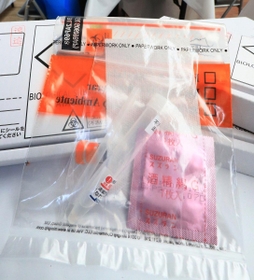 モニタリング検査で配っている新型コロナウイルスのＰＣＲ検査キット（撮影・鈴木雅之）