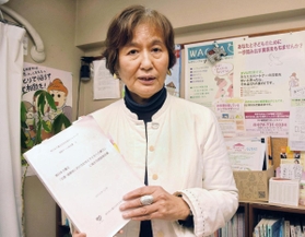 東日本大震災当時、被災地における女性や子どもの暴力の実態を調査し、報告書にまとめたＮＰＯ「ウィメンズネット・こうべ」代表理事の正井礼子さん＝兵庫県内