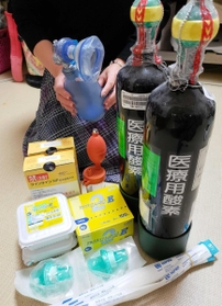 女児の家庭で備蓄している医療用機器や人工栄養＝神戸市東灘区