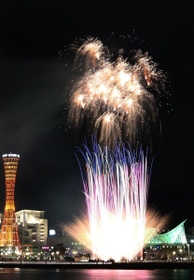 神戸の夜空を彩った打ち上げ花火＝７日夜、神戸市中央区の新港第１突堤から（撮影・長嶺麻子）