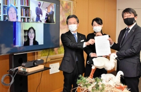 ジェンダーギャップ解消に向けた提言書を受け取る中貝宗治市長（右）＝豊岡市役所