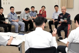 事業者の管理職向けに開かれた演劇ワークショップ＝２０１９年９月、豊岡市中央町