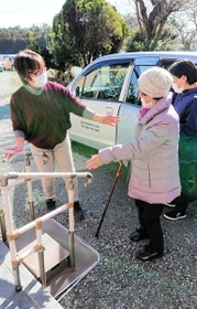 デイサービス運営で多忙な日々を送る大井千加子さん（左）。震災の悲しみを越え、生きる力を得る場だ＝福島県南相馬市（本人提供）