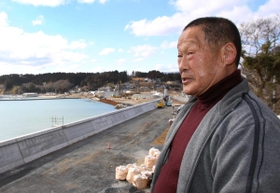 三陸の海を見下ろす千葉正志さん。行方不明の長女を思う＝２０１６年２月２４日、宮城県南三陸町歌津