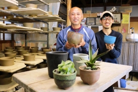 人気のある植木鉢を手掛ける市野伝市窯の市野達也さん（左）と息子の弘透さん＝丹波篠山市今田町上立杭
