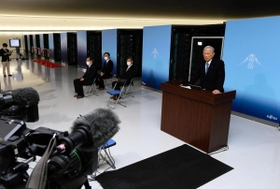スーパーコンピューター「富岳」の前で本格運用を宣言する理化学研究所の松本紘理事長ら＝９日午前、神戸市中央区港島南町７（撮影・長嶺麻子）