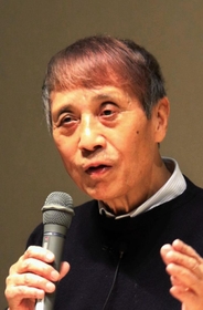 若者らに語りかける安藤忠雄さん＝兵庫県立美術館