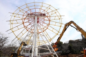 巨大重機で次々と撤去されていく手柄山遊園の観覧車＝９日午前、姫路市西延末