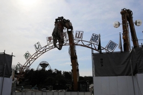 巨大重機で取り外される手柄山遊園の正面ゲート看板＝９日午前、姫路市西延末
