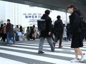 緊急事態宣言が解除されて最初の休日を迎えた神戸市中心部。前週と比べて、人出が減っていたことが分かった＝６日午後、神戸市中央区