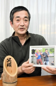 兵庫県からのボランティアとの思い出を振り返る木皿俊克さん＝宮城県名取市高柳