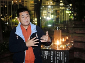 神戸・東遊園地のガス灯「１・１７希望の灯（あか）り」を訪れた長沼俊幸さん＝２０１４年１１月、神戸市中央区加納町６