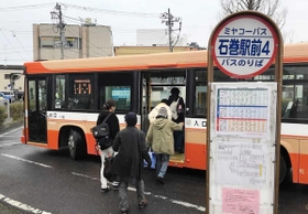 石巻市の路線バスとして活躍中の元神姫バス＝宮城県石巻市内（神姫バス提供）