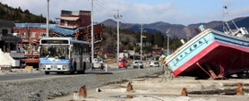 宮城県気仙沼市の鹿折地区を走る元明石市営バス＝２０１１年１２月２６日（撮影・中島摩子）