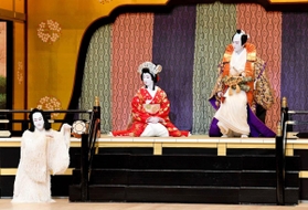 「川連法眼館」より。（左から）佐藤忠信・実は源九郎狐役の尾上右近、静御前役の中村壱太郎、義経役の中村橋之助（（Ｃ）松竹）