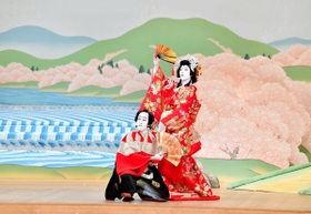 「吉野山」より。（左から）佐藤忠信・実は源九郎狐役の尾上右近、静御前役の中村壱太郎（（Ｃ）松竹）