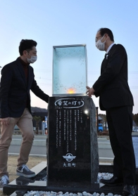 「住民と故郷をつなぐ場に」という思いを込めて設置された追悼の碑「希望の灯り」＝１１日夕、福島県大熊町（撮影・小林良多）