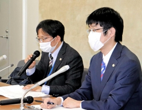 会見で労災認定について説明する代理人弁護士ら＝東京都内