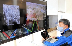 レベル３飛行のドローンによる鳥獣害調査を、屋内のモニターで確認するドローン業者＝兵庫県上郡町光都２
