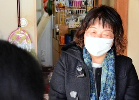 自主避難者宅で話に耳を傾ける澤田和恵さん＝神戸市内