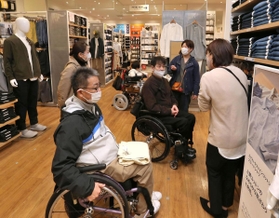 車いすでじっくりと品定めする来店者＝１３日午前、神戸市垂水区小束山手２（撮影・長嶺麻子）