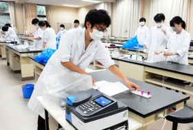 特殊な機械を使ってＮｏｘ（窒素酸化物）濃度を測定する生徒たち＝２０２０年７月、神戸市灘区城の下通１、県立神戸高校（同校提供）