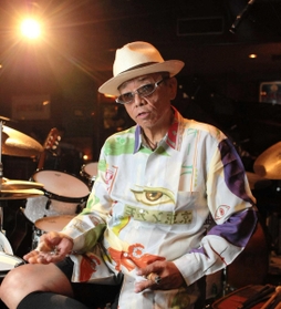 大阪市内のライブハウスに出演した村上“ポンタ”秀一さん＝２００９年８月