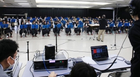 応援曲の録音に臨む尼崎市立尼崎高校吹奏楽部の生徒＝１５日午後、尼崎市上ノ島町１（撮影・斎藤雅志）