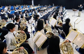 応援曲の録音に臨む尼崎市立尼崎高校吹奏楽部の生徒＝１５日午後、尼崎市上ノ島町１（撮影・斎藤雅志）