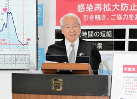 ４市内の飲食店に対する営業時短要請などの延長について18日にも開く新型コロナウイルス対策本部会議で判断する方針を示した兵庫県の井戸敏三知事＝15日午後、県庁