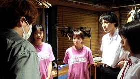 上演を前に演出した奥村徹也さん（左端）の話を聞く大西史華さん（左から３人目）ら出演者