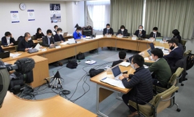 市立尼崎高校のいじめ問題について調査結果を報告する第三者委員会の会見＝１７日午後、尼崎市役所（撮影・斎藤雅志）