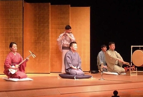 「子どもと楽しむ落語会」で解説をする桂吉弥さん（中央）ら＝２０１９年３月、ピッコロシアター（同シアター提供）