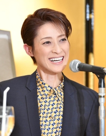 晴れやかな表情で会見にのぞんだ轟悠＝大阪市北区