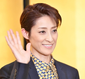 晴れやかな表情で会見にのぞんだ轟悠＝大阪市北区
