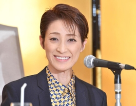 晴れやかな表情で会見にのぞんだ轟悠＝大阪市北区