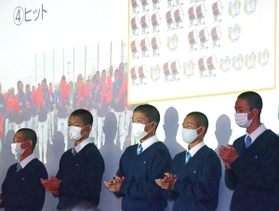 応援練習で手拍子の見本を見せる、神戸国際大付属高校の硬式野球部員たち＝神戸市垂水区学が丘５、神戸国際大付属高校