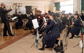 アルプススタンドに流す応援曲を収録した東播磨の吹奏楽部員たち＝兵庫県稲美町