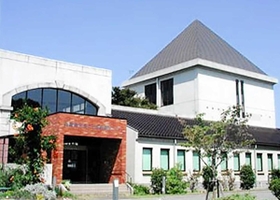 現在は県立で唯一、一時保護所がある「県中央こども家庭センター」＝明石市北王子町