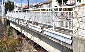 橋げたに取り付けられたガードレール＝神戸市須磨区友が丘７