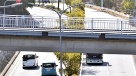 橋のすぐ下には車両が行き交う道路がある