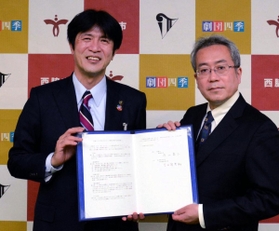 協定書を手にする吉田智誉樹社長（右）と片山象三市長＝西脇市役所