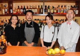医療従事者ら限定のサービスを続けるバーや料理店のオーナー＝神戸市中央区下山手通２、ローゲンジッツ